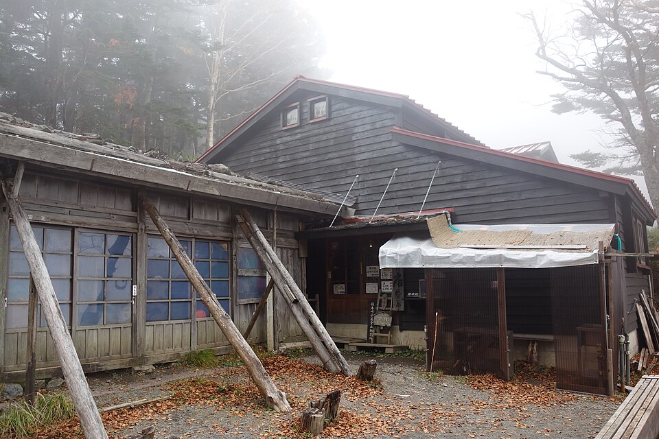 徳本峠小屋テント場の様子