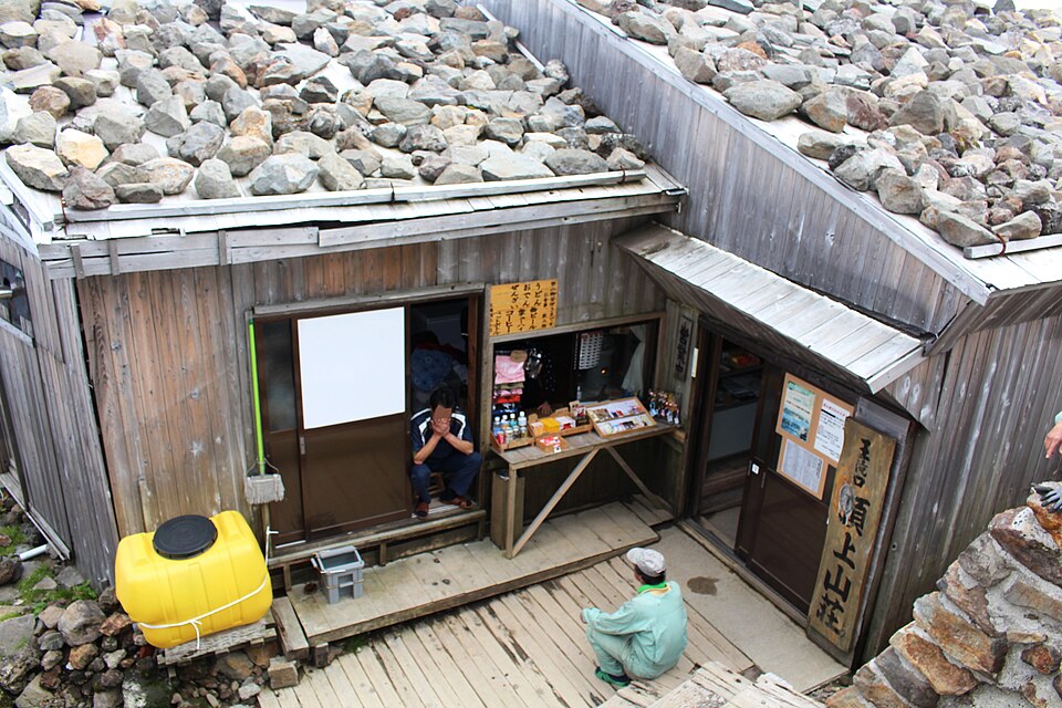 頂上山荘前テント場の様子