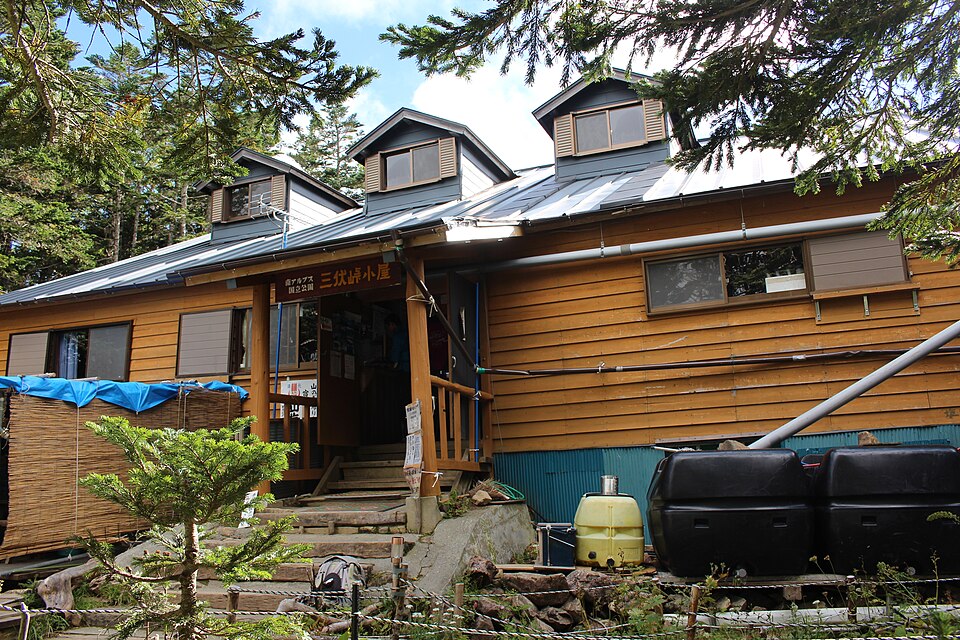 三伏峠小屋テント場の様子