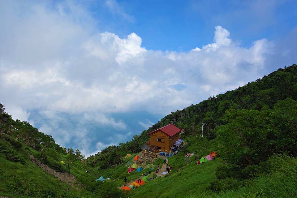 南アルプス南部のテント場（茶臼小屋テント場）