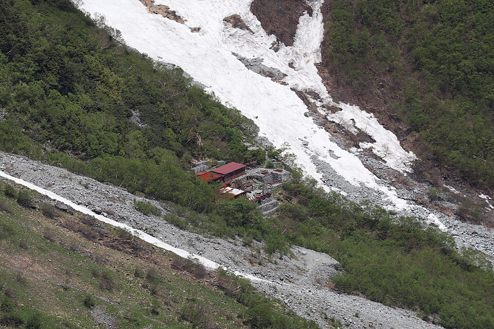 岳沢小屋テント場の様子