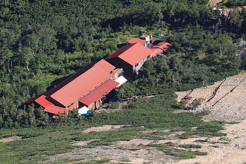 常念小屋テント場の様子