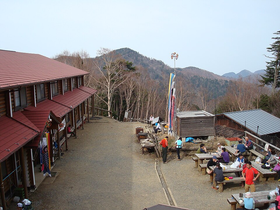雲取山荘テント場の様子