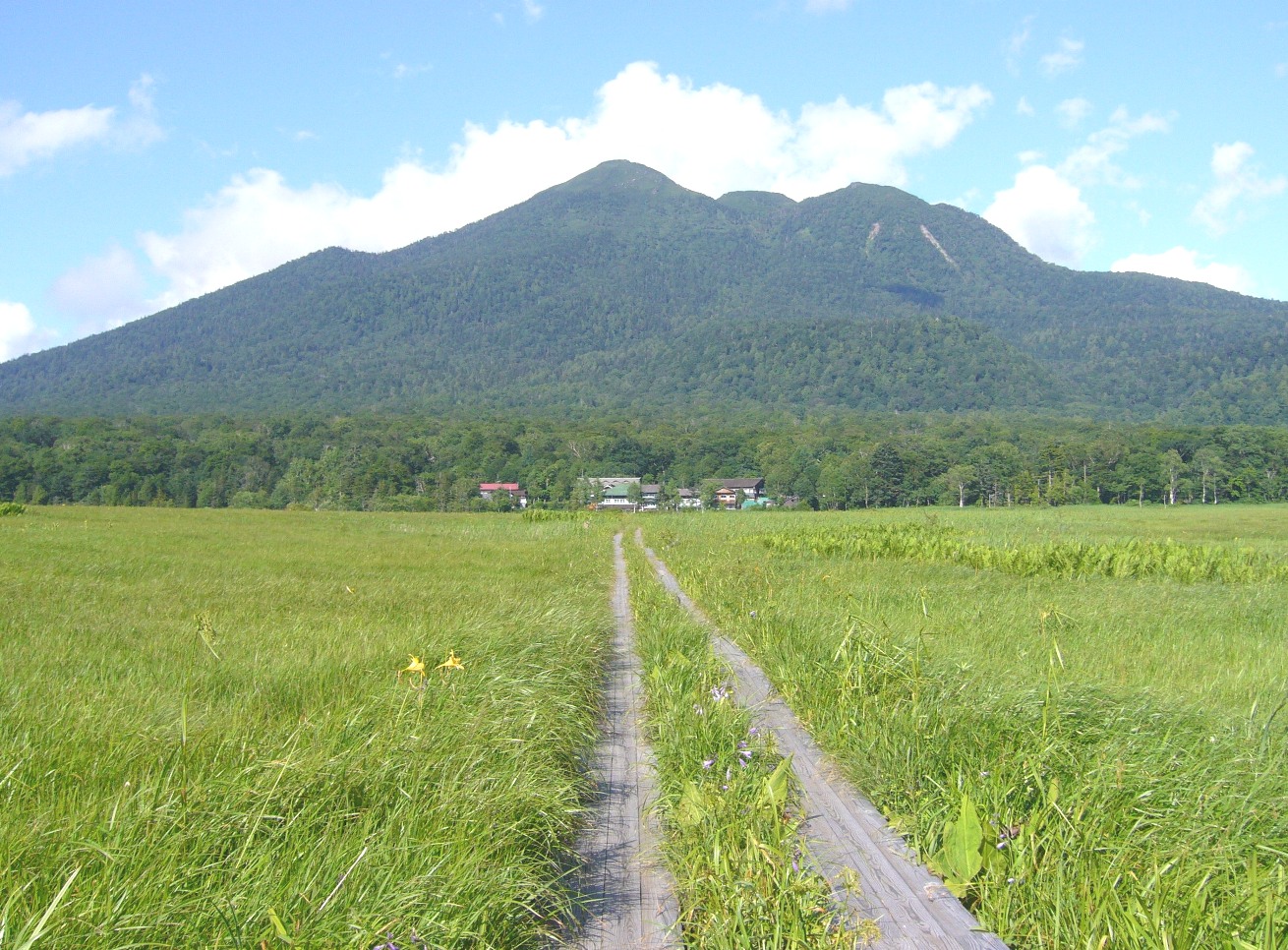 燧ヶ岳と見晴（尾瀬ヶ原）