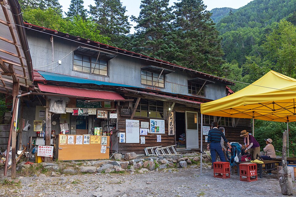南アルプス北部のテント場（大門沢小屋テント場）