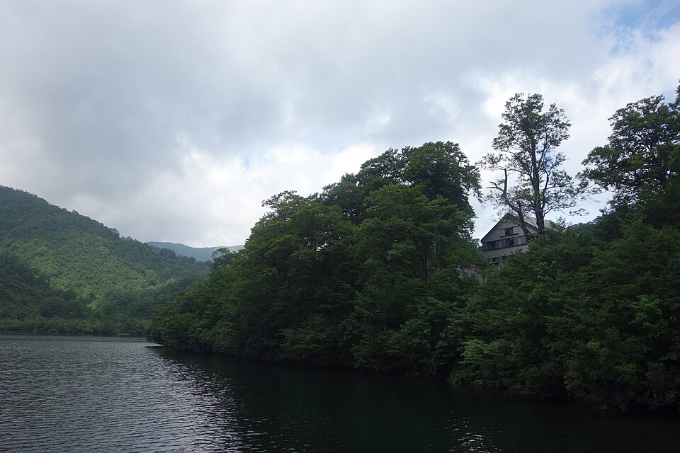 東北・朝日連峰のテント場（大鳥池キャンプ場）